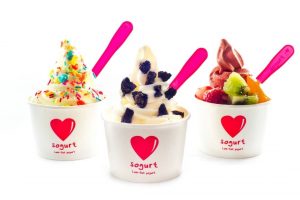 展示sogurt标志性“心形”标志的单杯杯