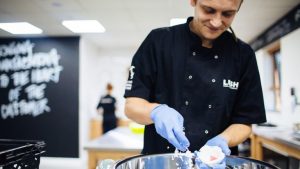 LUSH 员工正在制作沐浴炸弹