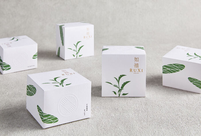 如果你想要提升茶叶产品的销量，那么不仅要保证茶叶的口感，还要让茶叶的包装精美，一个精美的包装，能够提升茶叶的档次，能够提升顾客的购买欲望，当然了茶叶包装设计是需要花钱的，下面石青广告设计的小编就给大家说说茶叶产品包装设计怎么报价的。